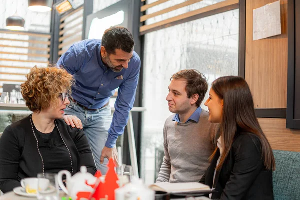 Cuatro Empresarios Están Teniendo Una Discusión Café — Foto de Stock