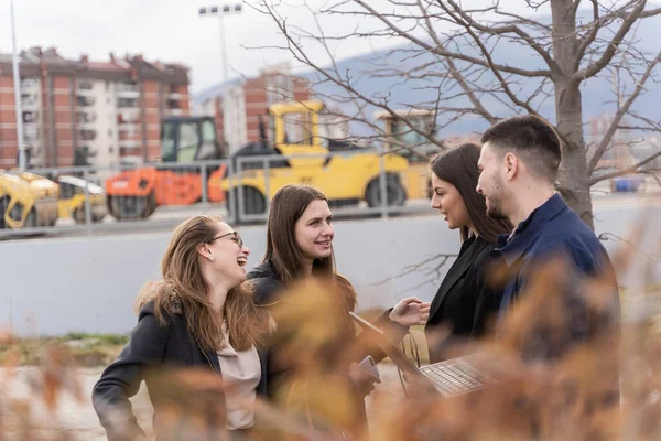 Grupo Jóvenes Empresarios Están Mirando Área Construcción Mientras Piensan Sonríen —  Fotos de Stock
