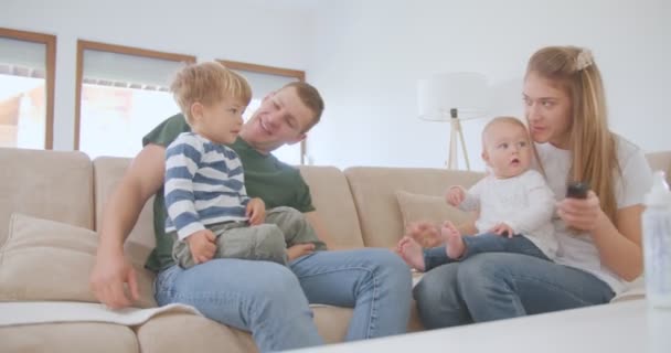 Toda Familia Sienta Sofá Mira Televisión — Vídeos de Stock