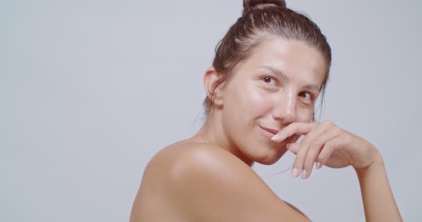 Belle Femme Debout Immobile Souriant Devant Caméra Isolée Sur Blanc — Video