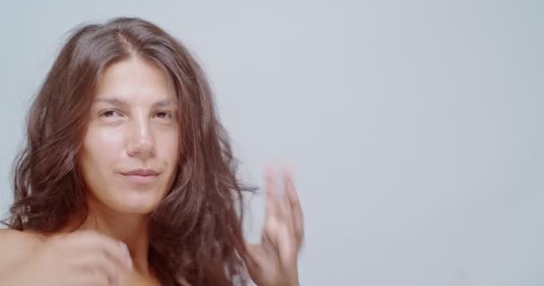 Wanita Memperbaiki Rambut Longgar Terisolasi Pada Kulit Putih Kulit Bersih — Stok Video