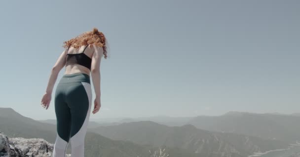 Yoga Yapan Bir Kadın Dağın Zirvesinde Tek Başına Yaz Zamanı — Stok video