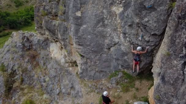 Fit Sportief Meisje Smeekt Grote Rots Beklimmen Terwijl Haar Vriend — Stockvideo