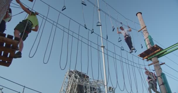 Mensen Hebben Plezier Met Obstakels Adrenaline Park Lage Hoek Uitzicht — Stockvideo