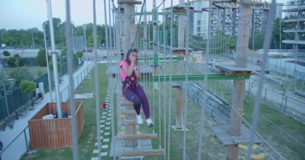 Dziewczyny Zdają Test Linowy Parku Adrenaliny — Wideo stockowe