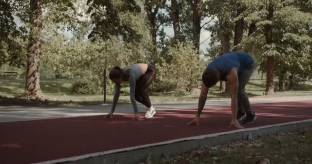 Couple Commençant Courir Sur Piste Course Dans Parc Caméra Suivre — Video