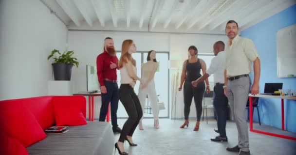 Multiraciale Mensen Dansen Hun Kantoor Terwijl Hun Succes Vieren — Stockvideo
