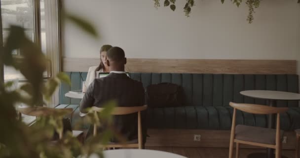 Internationaal Business Team Werkt Samen Lokale Coffeeshop Wijd Zijd — Stockvideo