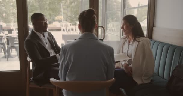Multiraciale Forretningsfolk Der Holder Møde Cafeen – Stock-video