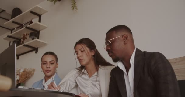 Tre Seriösa Multiracial Affärsmän Förbereder Presentation Tillsammans Låg Vinkel Scen — Stockvideo