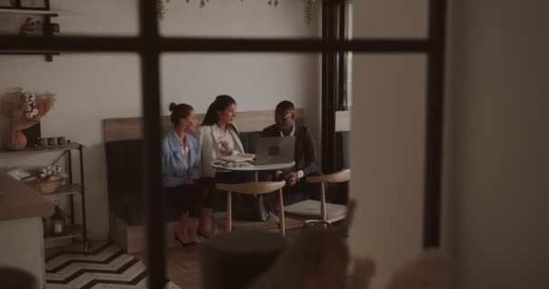 Pessoas Negócios Multi Étnicos Que Têm Uma Reunião Café Tiro — Vídeo de Stock