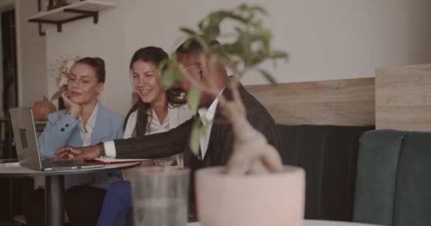 Multiracial Affärsmän Som Har Ett Möte Kaféet Ger High Five — Stockvideo