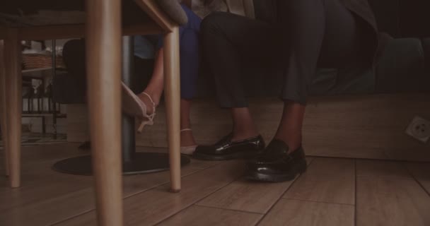 Tre Multietniska Människor Har Ett Affärsmöte Kaféet Slow Motion Shot — Stockvideo