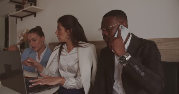 Tres Personas Multiétnicas Están Teniendo Una Reunión Negocios Cafetería Lenta — Vídeos de Stock