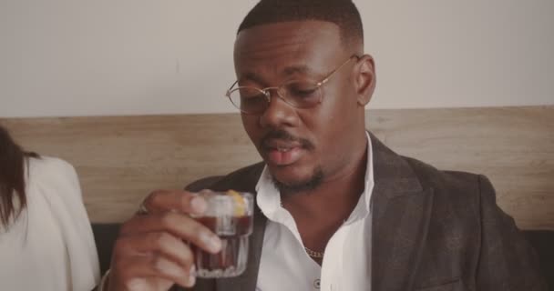Junger Geschäftsmann Genießt Seinen Cocktail Und Trifft Sich — Stockvideo