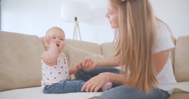 Junge Mutter Kitzelt Und Pflegt Ihr Baby — Stockvideo