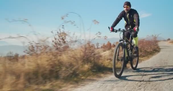 Ενήλικας Καβαλάει Ποδήλατο Στους Λόφους Του Βουνού Την Ημέρα — Αρχείο Βίντεο