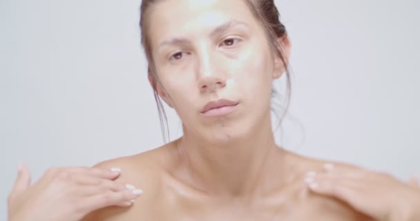 Mulher Bonita Suavemente Tocando Seus Ombros Aplicar Creme Branco Isolado — Vídeo de Stock