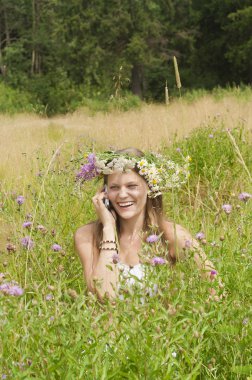 telefonda konuşurken kız gülümseyerek