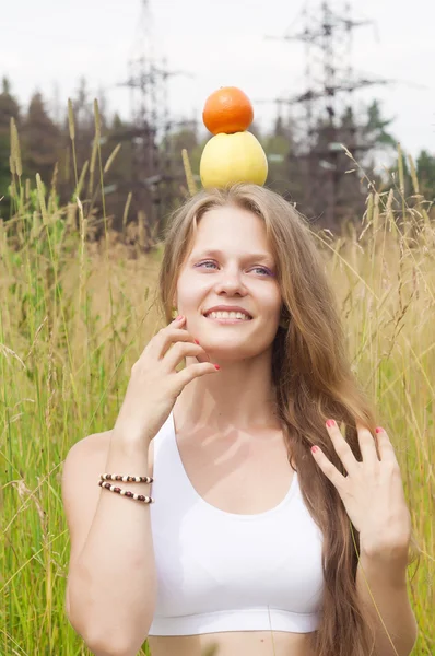 Usměvavá dívka s ovocem — Stock fotografie