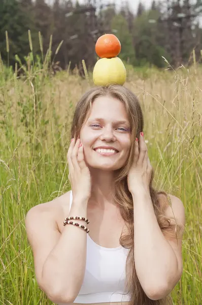 Usměvavá dívka s ovocem — Stock fotografie