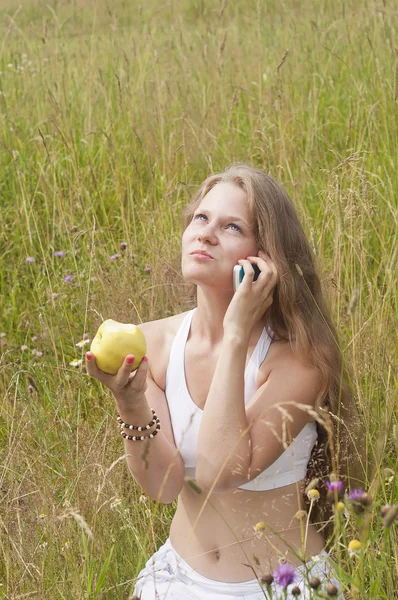 Usměvavá dívka s apple — Stock fotografie