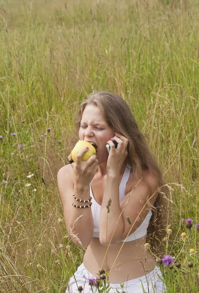 Mädchen mit Apfel — Stockfoto