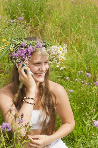 Usmívající se dívka mluví po telefonu — Stock fotografie