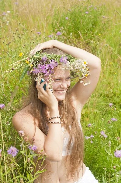 telefonda konuşurken kız gülümseyerek