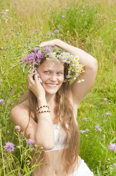 telefonda konuşurken kız gülümseyerek