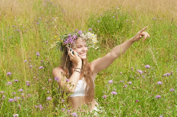 Usmívající se dívka mluví po telefonu — Stock fotografie
