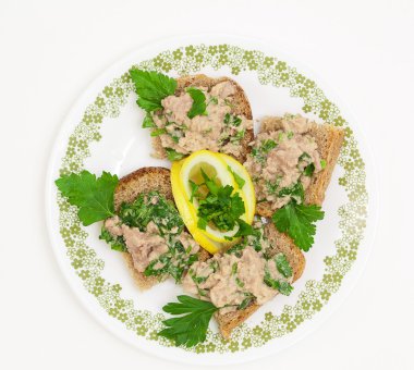 bir cod karaciğer ile sandviçler.