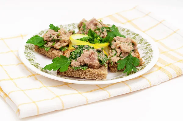 Sanduíches com fígado de bacalhau . — Fotografia de Stock