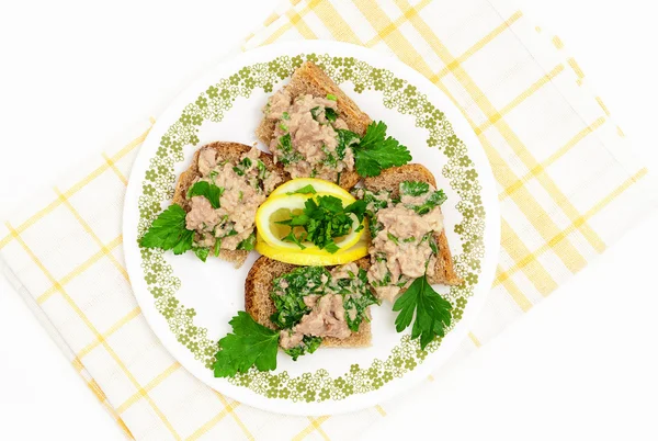 bir cod karaciğer ile sandviçler.