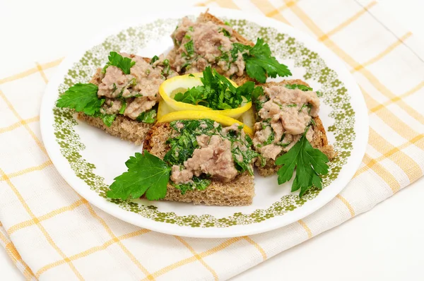 Sandwiches con hígado de bacalao . Fotos de stock libres de derechos