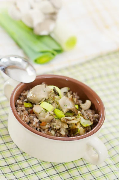 Buckwheat with oyster mushrooms and leeks — Stock Photo, Image