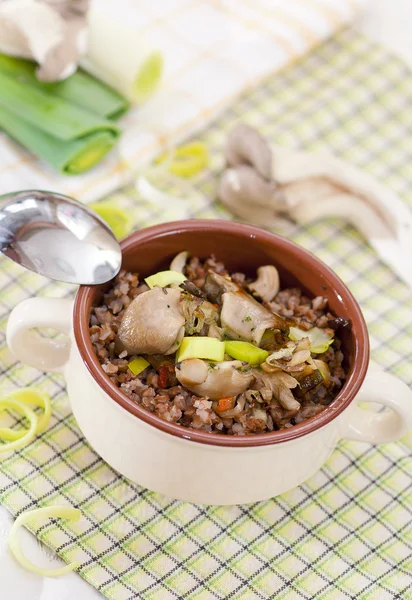 Buckwheat with oyster mushrooms and leeks — Stock Photo, Image