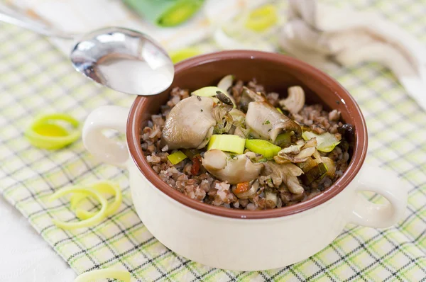 Buckwheat with oyster mushrooms and leeks — Stock Photo, Image