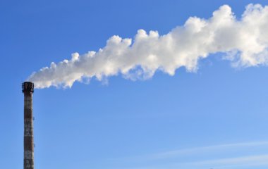 Mavi gökyüzüne karşı tüten pipo