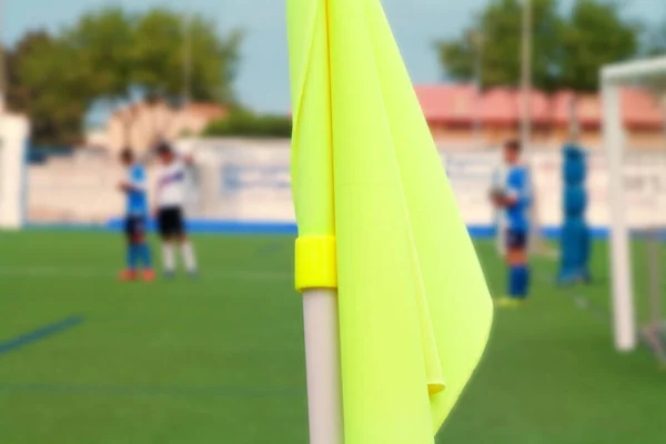 Uma Bandeira Amarela Esquina Campo Futebol Com Jogadores Fundo — Fotografia de Stock