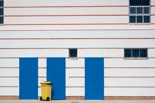 Symmetrische Gevel Van Het Gebouw Met Drie Deuren Vensters Abstract — Stockfoto