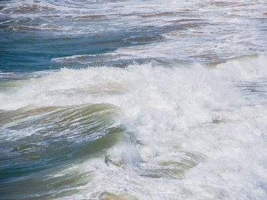 Kötü havada güzel köpüklü deniz dalgaları. Denizde bir fırtına..