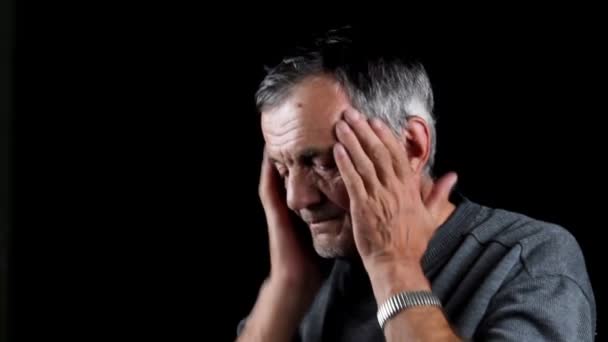 Senior mit Kopfschmerzen — Stockvideo