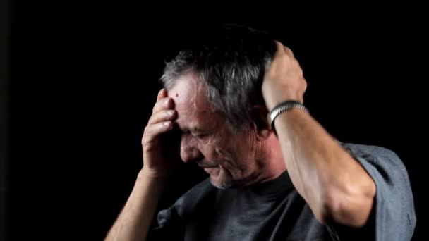 Hombre mayor con dolor de cabeza — Vídeo de stock