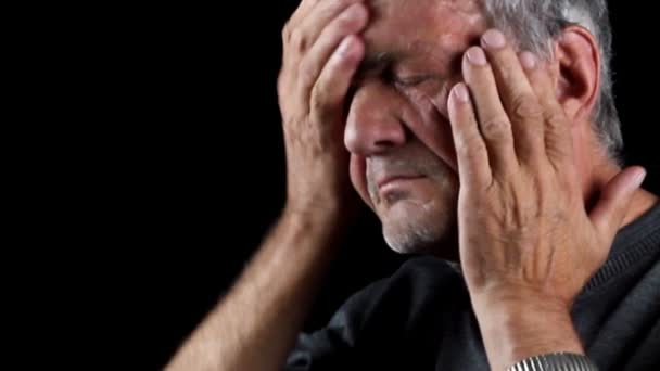 Hombre mayor con dolor de cabeza — Vídeos de Stock