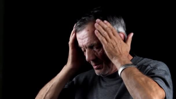 Uomo anziano con mal di testa — Video Stock