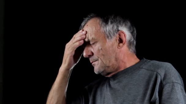 Старший мужчина с головной болью — стоковое видео