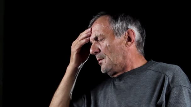 Homem idoso com dor de cabeça — Vídeo de Stock