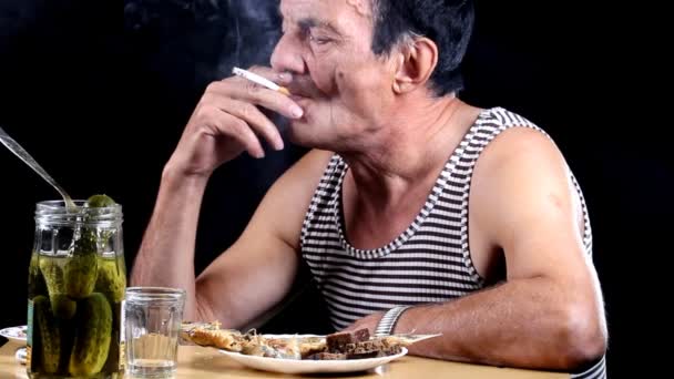 Muž cigarety a nápoje — Stock video