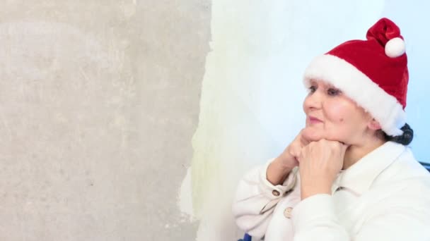 Mulher sênior com chapéu de Papai Noel em cadeira de rodas — Vídeo de Stock